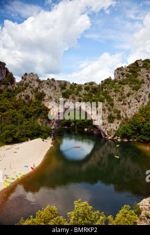 Pont d'Arc, pietra naturale arch attraverso il fiume Ardèche, canoe su acqua e spiaggia Foto Stock