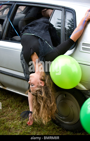 Artisti delle prestazioni eseguendo un incidente d'auto. Foto Stock