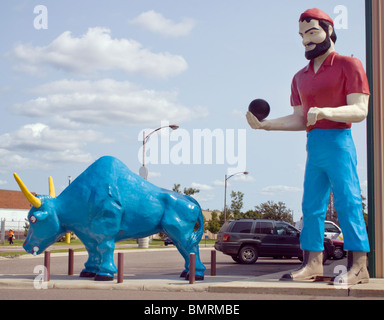 Paul Bunyan marmitta Uomo & Babe il bue blu a una pista da bowling in Baxter Minnesota Foto Stock