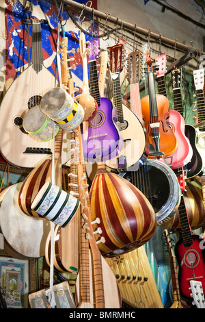 Strumenti musicali per la vendita nel Grand Bazaar, Istanbul, Turchia Foto Stock