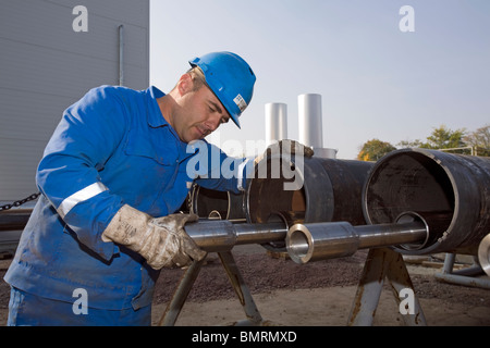 Un lavoratore in pompe di una generazione geotermica stazione, Landau, Germania Foto Stock