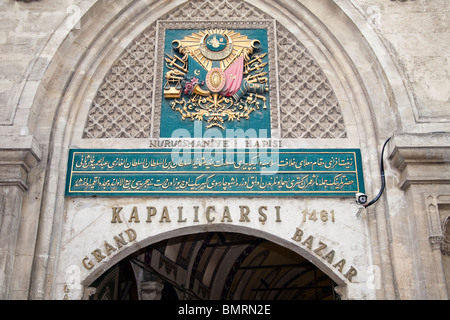 Il Nuruosmaniye Kapisi Gate, un ingresso al Grand Bazaar, Istanbul, Turchia Foto Stock