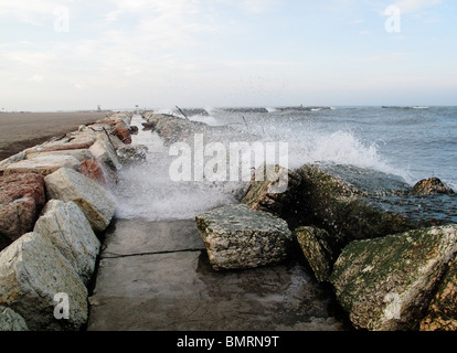 Onde che si infrangono sulle di interruttori in italia Foto Stock