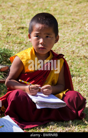 Giovane monaco novizio che studiano in un monastero vicino Punakha Bhutan Foto Stock