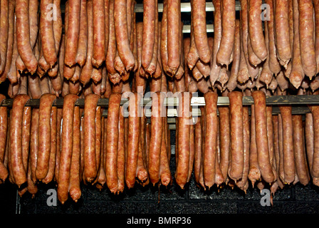 Rack di indurito affumicati Salsicce di maiale in affumicatoio a Johnson Boucaniere smokehouse deli cafe diner Lafayette LA Foto Stock