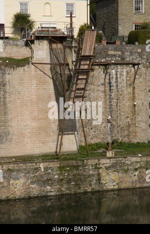 Docking di attrezzature e macchinari Charlestown Harbour Cornwall Regno Unito Foto Stock