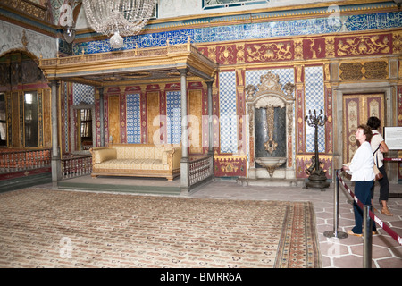 Sultan's camera, salone Imperiale, il palazzo di Topkapi, noto anche come palazzo di Topkapi Sarayi, Sultanahmet, Istanbul, Turchia Foto Stock