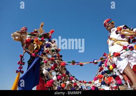 Camel decorate con costumi tradizionali. Jaisalmer Desert Festival. Il Rajasthan. India Foto Stock