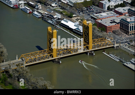 Vista aerea sopra il ponte della torre e Sacramento città vecchia California Foto Stock