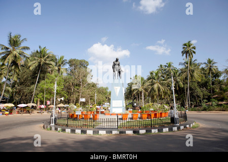 Statua del Mahatma Gandhi e villaggio locale Girl ; il Mahatma Gandhi cerchio ; vecchi Goa ; Velha Goa ; India Foto Stock