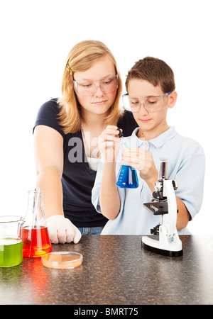 I bambini facendo esperimenti scientifici nella scuola. Isolato su bianco. Foto Stock