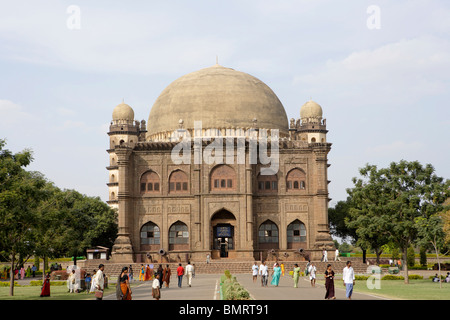 Museo nella parte anteriore del Gol Gumbaz ; costruito nel 1659 ; Mausoleo di Mohammed Adil Shah ii 1627-57 ; Bijapur ; Karnataka ; India Foto Stock