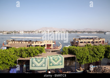 Una vista sul fiume Nilo guardando dalla riva est per la west bank a Luxor, Egitto Foto Stock
