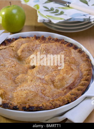 Torta di mele con mele Granny Smith Apple e piastre Foto Stock