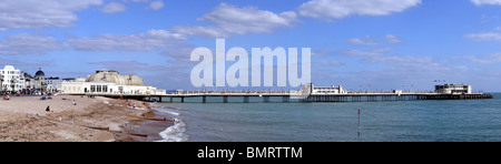 Un panorama di Worthing pier in West Sussex durante l'estate. Foto Stock