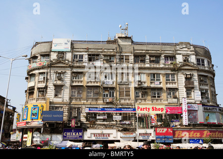 Il vecchio edificio di fronte arthur crawford mercato comunale ; Mumbai Bombay ; Maharashtra ; India Foto Stock