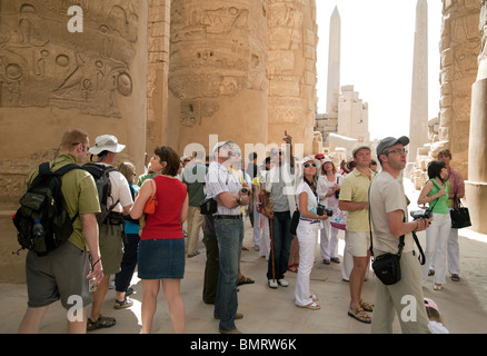 Tour guidato Egitto; i turisti in un tour guidato in Hypostyle Hall, il Tempio di Karnak Luxor Egitto Foto Stock