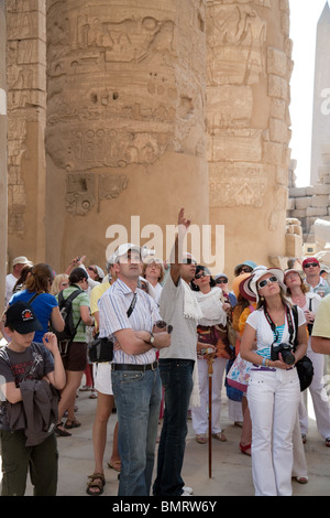 Guida Tour Egitto; i turisti in un tour guidato in Hypostyle Hall, il Tempio di Karnak Luxor Egitto Foto Stock