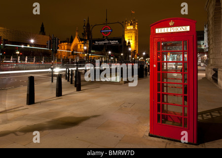 British box telefonico al di fuori la stazione della metropolitana di Westminster in Whitehall, Londra di notte.