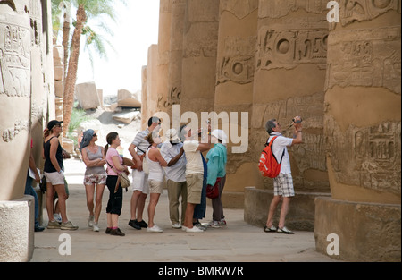 Gruppo turistico per un tour guidato in Hypostyle Hall, il Tempio di Karnak Luxor Egitto Foto Stock