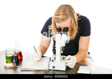 Teen girl in school science lab facendo ricerca. Isolato su bianco. Foto Stock