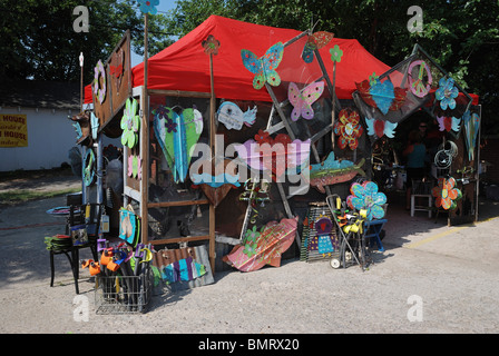 Un artigianato in stallo il Paseo Quartiere delle Arti del centro cittadino di Oklahoma City durante il Memorial Day Arts Festival. Foto Stock