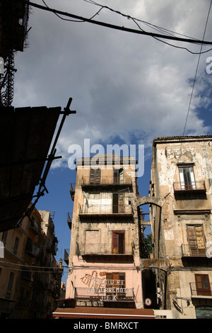 I palazzi cadenti nel quartiere Vucciaria, Palermo, Italia Foto Stock