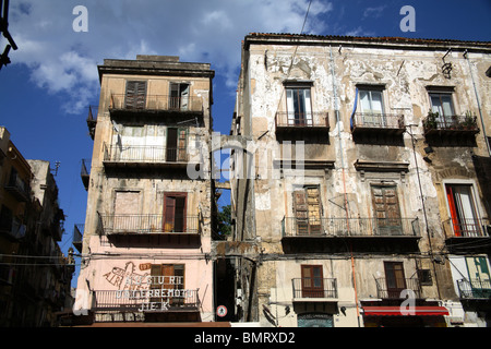 I palazzi cadenti nel quartiere Vucciaria, Palermo, Italia Foto Stock