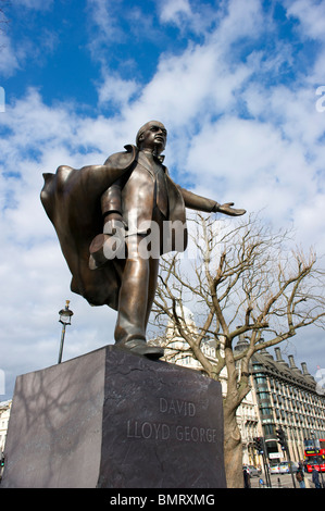 Statua di bronzo del David Lloyd George si affaccia su Piazza del Parlamento a Londra. Foto Stock