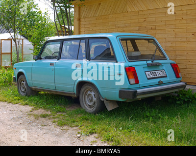 Vecchia vettura russa Lada (ex Zhiguli) modello "1500 Kombi', regione di Izhevsk, Repubblica Udmurt, Russia Foto Stock