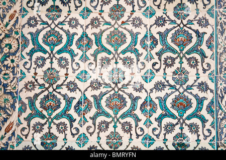 Con piastrelle di ceramica in parete nell'Harem, Il Palazzo di Topkapi, noto anche come palazzo di Topkapi Sarayi, Sultanahmet, Istanbul, Turchia Foto Stock