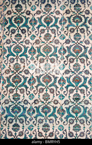 Con piastrelle di ceramica in parete nell'Harem, Il Palazzo di Topkapi, noto anche come palazzo di Topkapi Sarayi, Sultanahmet, Istanbul, Turchia Foto Stock