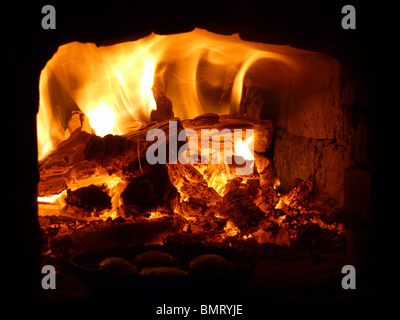 Stufa russa con una padella in esso con tradizionale Udmurt piccoli pasticci di carne 'perepechi' essendo cotti, regione di Izhevsk, Russia Foto Stock