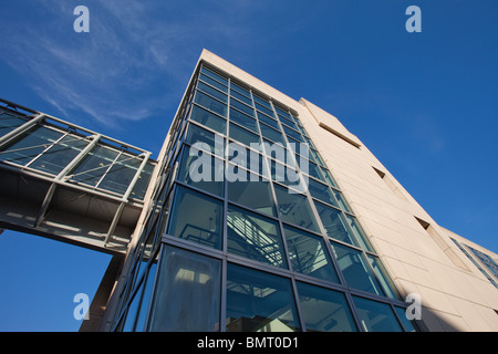 MIT's edificio E51 e ponte sopraelevato per E40 Foto Stock