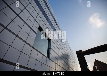 MIT's edificio E15 (Media Lab), Archway e la costruzione di 66 (Landau Edificio) nel tardo pomeriggio Foto Stock