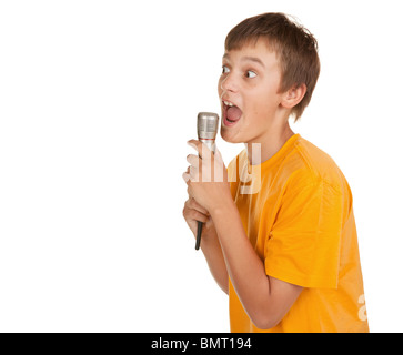 Ragazzo cantando il karaoke o parlando in un microfono guardando copyspace Foto Stock