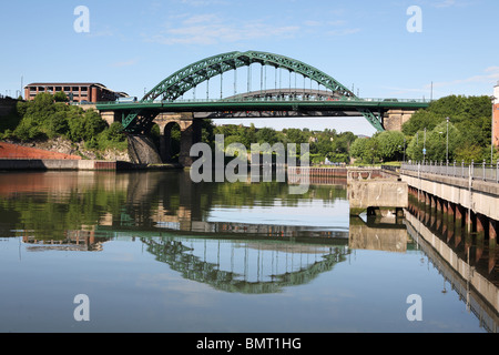 Wearmouth road e dalla stazione ferroviaria di ponti sul fiume indossare visto da nord-est. Sunderland, Inghilterra. Foto Stock
