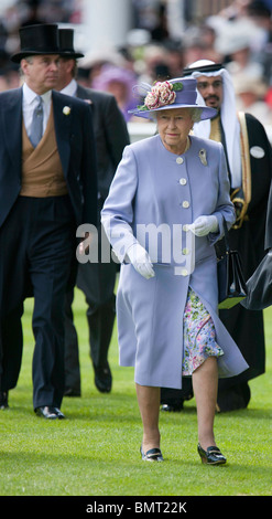 La Gran Bretagna è la Regina Elisabetta II presso il Royal Ascot 2010 cavallo di razza in riunione Foto Stock