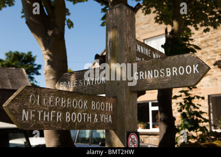 Regno Unito, Derbyshire, Edale borgo, cartello di legno al punto di partenza ufficiale della Pennine Way Foto Stock