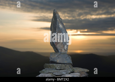 Cairn su Blencathra al tramonto, vicino a bordo affilato. Foto Stock