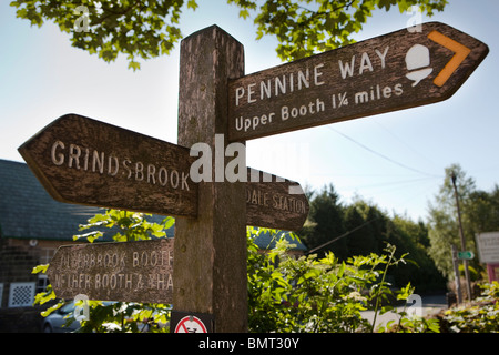 Regno Unito, Inghilterra, Derbyshire, Edale borgo, cartello di legno al punto di partenza ufficiale della Pennine Way Foto Stock