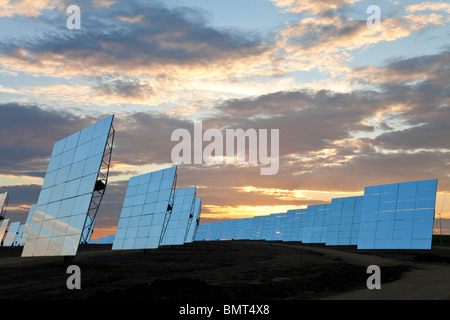 Un campo di energia solare dei pannelli a specchio sfruttando i raggi del sole per fornire alternative di energia verde Foto Stock