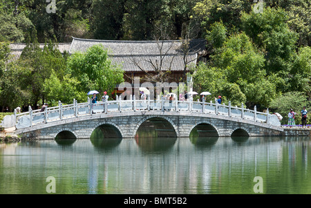 Ponte Drago Nero parco piscina Lijiang Cina Yunnan Foto Stock