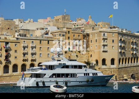 SENGLEA, MALTA. Uno yacht di lusso passa Senglea (L-Isla) sul suo modo da Dockyard Creek nel Grand Harbour. 2010. Foto Stock
