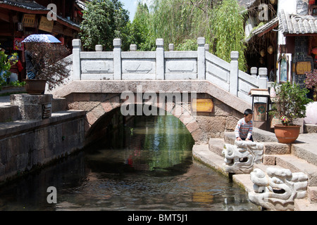 Canal e ponte Lijiang in città vecchia Cina Yunnan Foto Stock