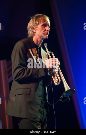 Il francese trombettista jazz Erik Truffaz eseguendo a Hay Festival 2010 Hay on Wye Powys Wales UK Foto Stock