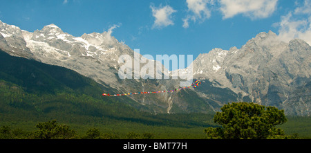 Aquiloni con sfondo di vertice di Yulong Xueshan (Giada drago) montagna vicino a Lijiang Cina Yunnan Foto Stock