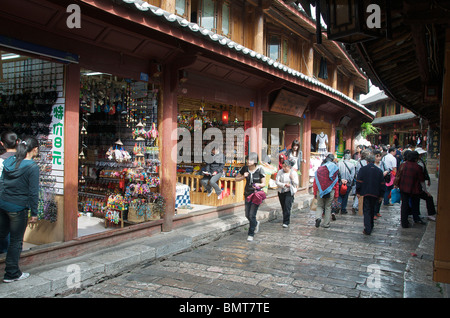 Negozi e street Lijiang in città vecchia Cina Yunnan Foto Stock