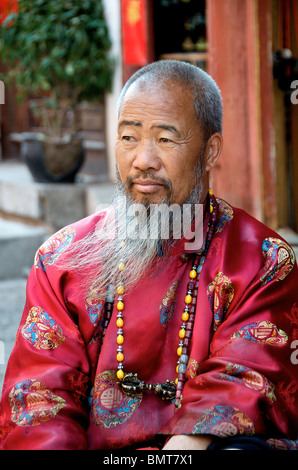 Ritratto di uomo barbuto con interessanti faccia Lijiang in città vecchia Cina Yunnan Foto Stock