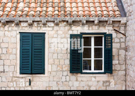 Windows nella Città Vecchia di Dubrovnik, Dalmazia, Croazia Foto Stock